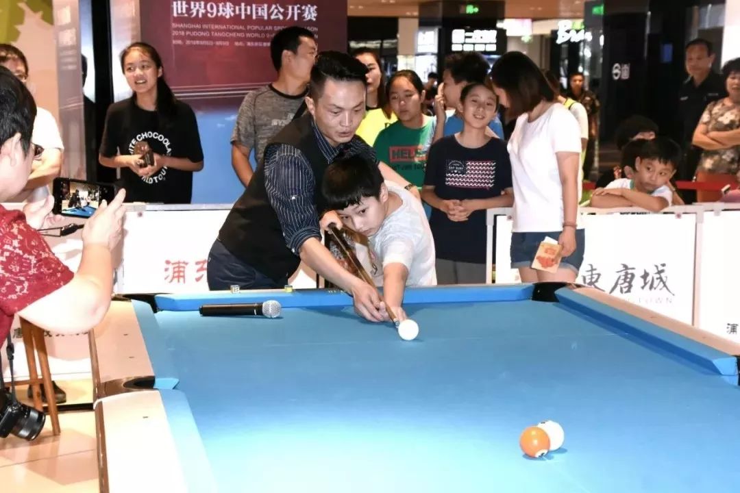 有大家最受欢迎的花式台球表演会 邓国强可是世界花式组合球第一人哦