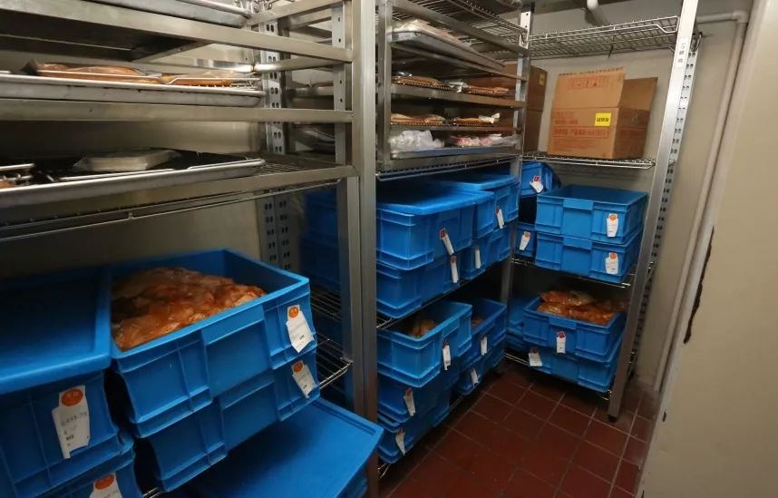 值得学习 厨房干净明亮 冰箱分类放置 垃圾桶加盖 食品未使用前覆盖