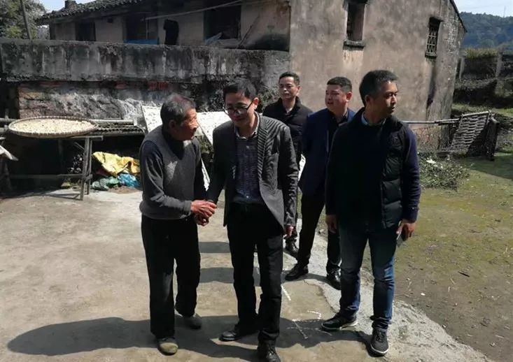 原标题:预告:区精神文明建设指导中心主任李渊20日对话网友 2019年8月20日上午10点,温州市瓯海区精神文明建设指导中心主任李渊将做客温州新闻网《瓯海党政部门一把手对话网民》系列访谈节目,围绕倡导文明新风 共建美丽瓯海与网友在线交流。温报E直播平台将对本次访谈进行全程互动视频直播。 李渊同志简介 现任温州市瓯海区精神文明建设指导中心主任。 男,1983年11月生,浙江温州人,2006年8月参加工作,2009年7月入党,大学学历,公共管理硕士。曾先后担任丽岙镇党政办副主任、主任,团区委副书记、党组成