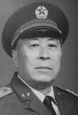 ��˫���Ǻ���ʡ���أ��������У��ˣ�1946��ξ����飬ͬ������й������������ս��ʱ�ڣ�������ͨѶԱ������Ա�����ų����ֶӳ�������Ա��ְ���μ������ɻƺӡ��������ɽ���ս��ս����