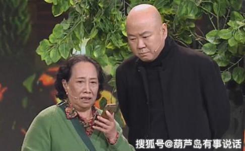 著名小品演员,22次登上春晚,因一句话险毁前程,今妻子仍是谜