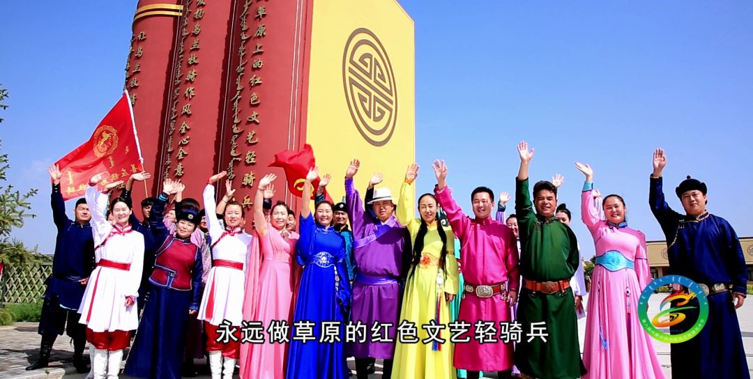60多年来,阿拉善盟乌兰牧骑队员们顶风沙,冒严寒,不畏艰辛,始终坚持"