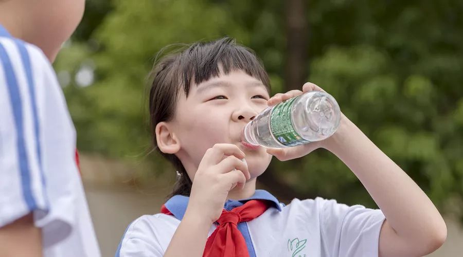 常喝水的孩子更聪明但这4种水千万不能喝家长一定要看