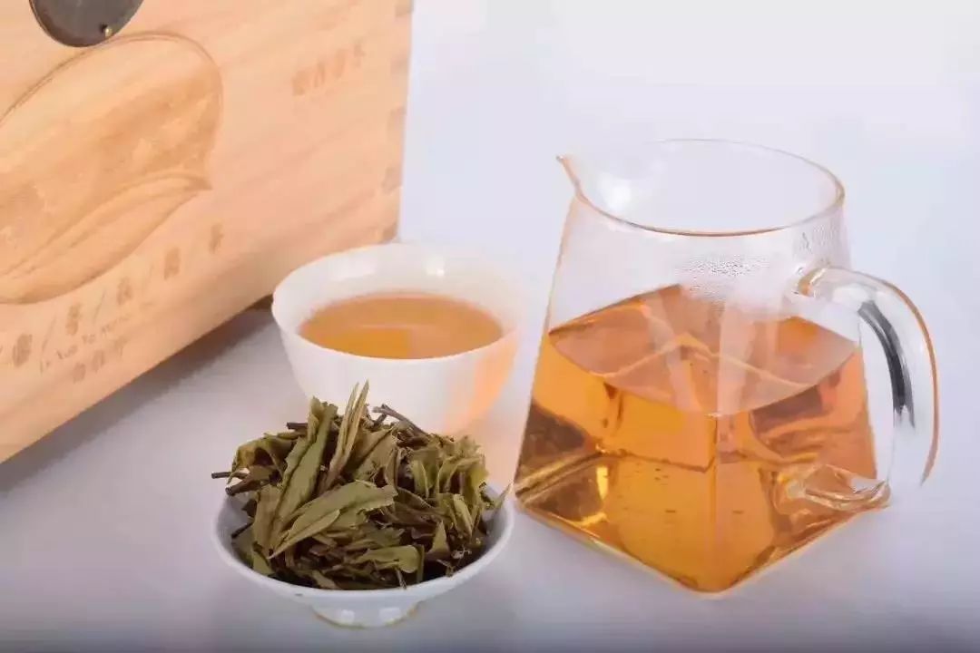 白茶茶汤口感甘醇爽口,最主要特点在于它的鲜嫩,清香.