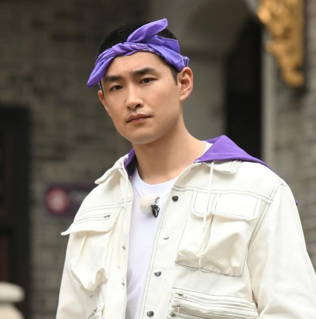 王彦霖与演员虞朗搂肩一同回家被拍疑似恋情曝光坐等本人回应