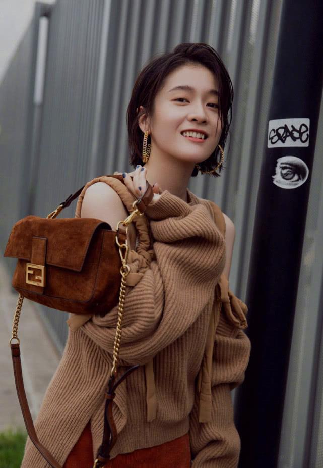 张雪迎写真照:露肩毛衣 短裙秀出好身材,网友:真美