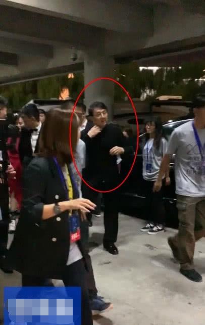 网红辛巴迎接成龙，看到成龙大哥的牌面，网友:网红永远像小弟