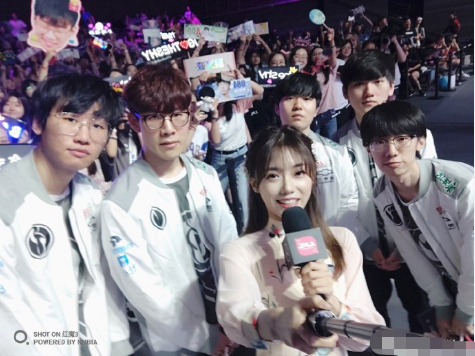 lpl小钰在采访中衣服滑落是p图者做的还是自导自演呢