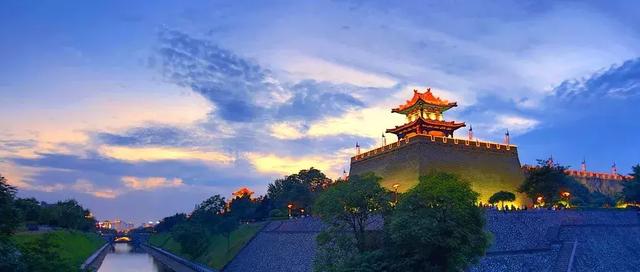 中国十大城市人口面积GDP_中国城市gdp排名2020