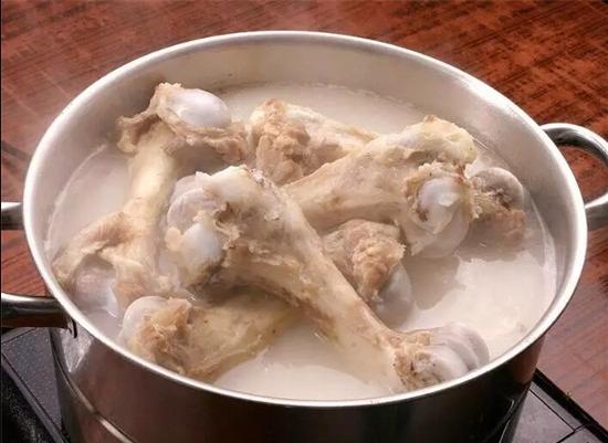                    三种汤已被列入儿童“黑名单”，家里有的，就算倒了也别给孩子喝