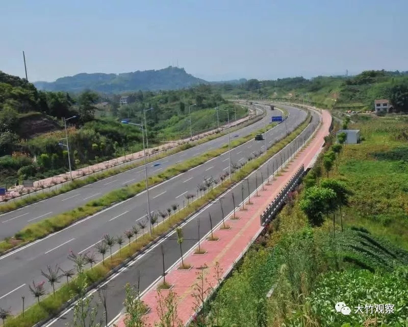 大竹农村公路提档升级铺筑农民致富快速路