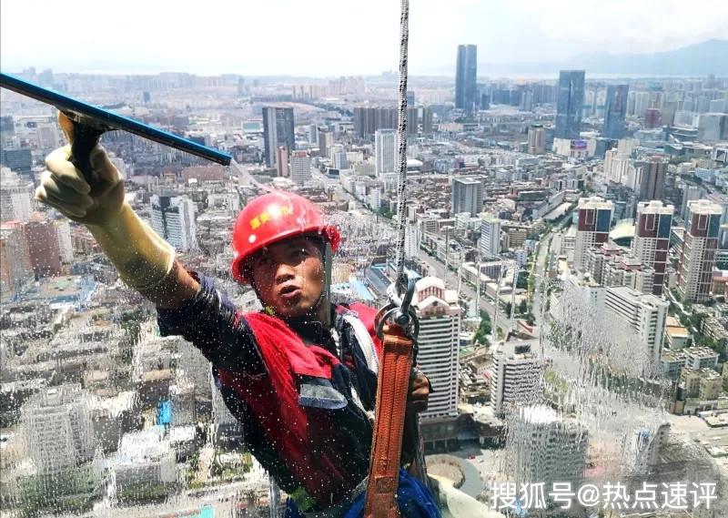 设想一下,在百米高空,悬挂在安全绳上擦玻璃是神马感受?
