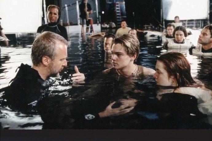 《泰坦尼克号》拍摄花絮,最后那个动作太熟悉了