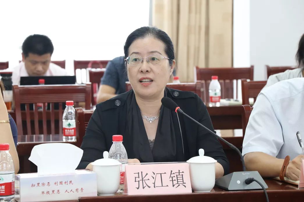 张江镇分管副镇长尹晓萍交流发言,张江镇通过美丽庭院转型创建,建设