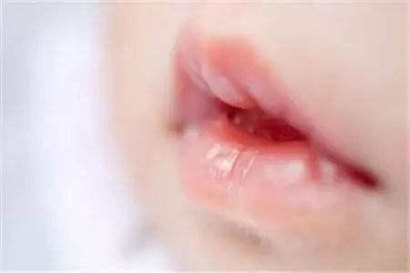                     原创            宝宝出生长得好看，却因养成这4个坏习惯，渐渐长残了……