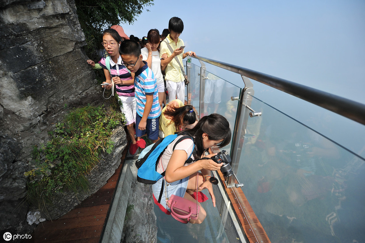 男子在玻璃桥下偷拍美女,一夏天挣十几万被刑