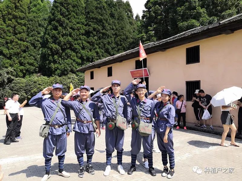 身穿红军服,头戴八角帽,一路高唱革命曲,沿着革命先辈们的足迹重走