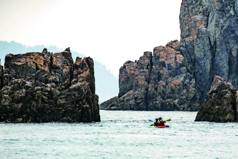 近30小时划行132公里 青岛13岁少年划艇横跨渤海海峡_包乃晅