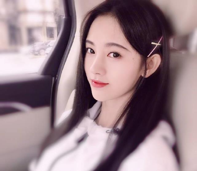 鞠婧祎机场那杯喝水,在嘴里漱口后咽下去,网友:这么干净?