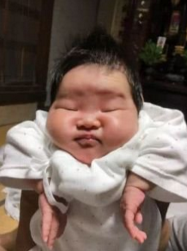                     新手父母比赛如何把孩子拍的更“丑”？网友：感谢父母不扔之恩！