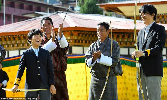 日本悠仁王子在不丹玩嗨笑得合不拢嘴被吐槽个子太矮不像13岁