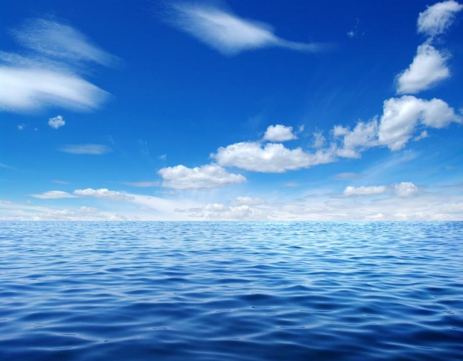 青鸟翱翔的蔚蓝天空