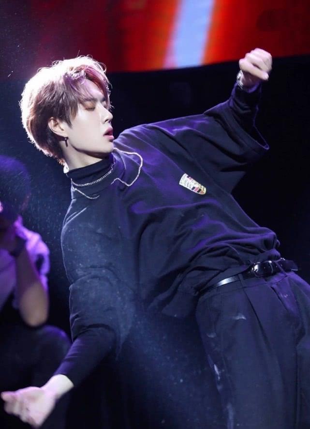 尤其是他在做一个下腰动作的时候,也是让很多网友都纷纷的直呼这腰功