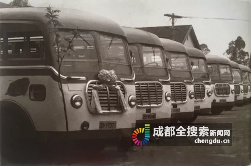 1968年,第一批成都制造"锦江牌"公交车