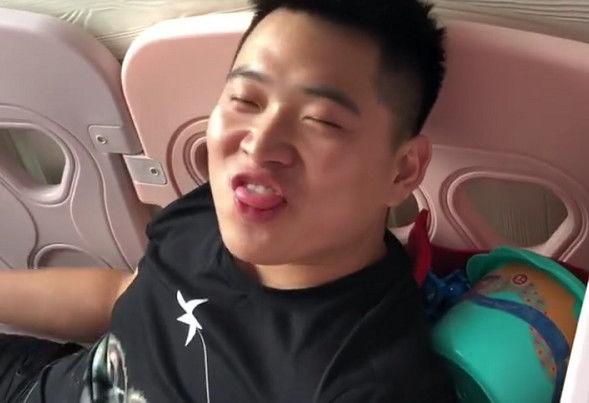                     “小医生宝宝”专业坐诊走红，排在最后的奶爸“反应”绝了