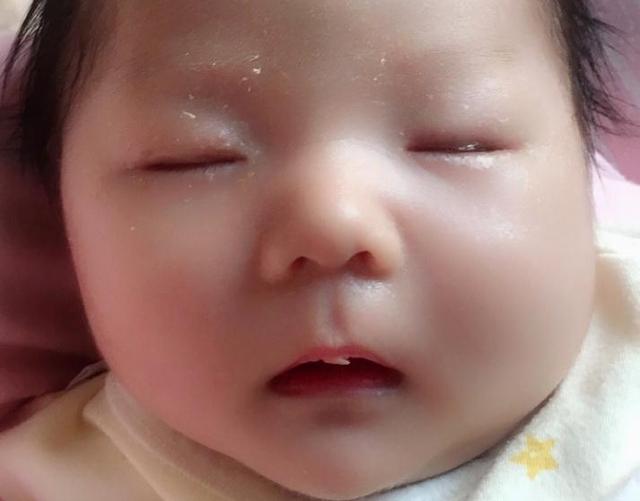                     原创            3个月内的宝宝，睡姿关系到身体发育，哪种睡姿最好？