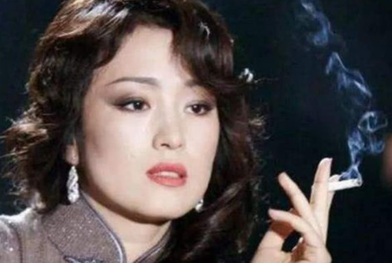 原创民国风女星抽烟造型,巩俐,汤唯上榜,唯有她最强势?