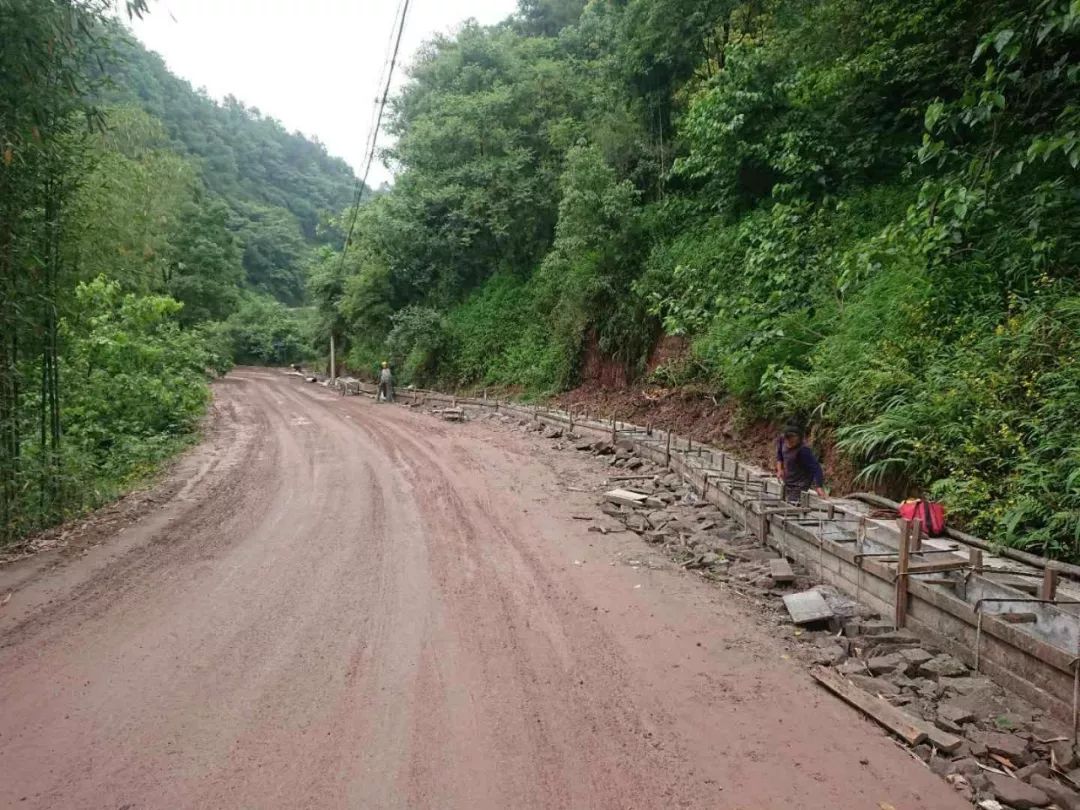 白沙镇第一条沥青混凝土农村公路即将竣工!