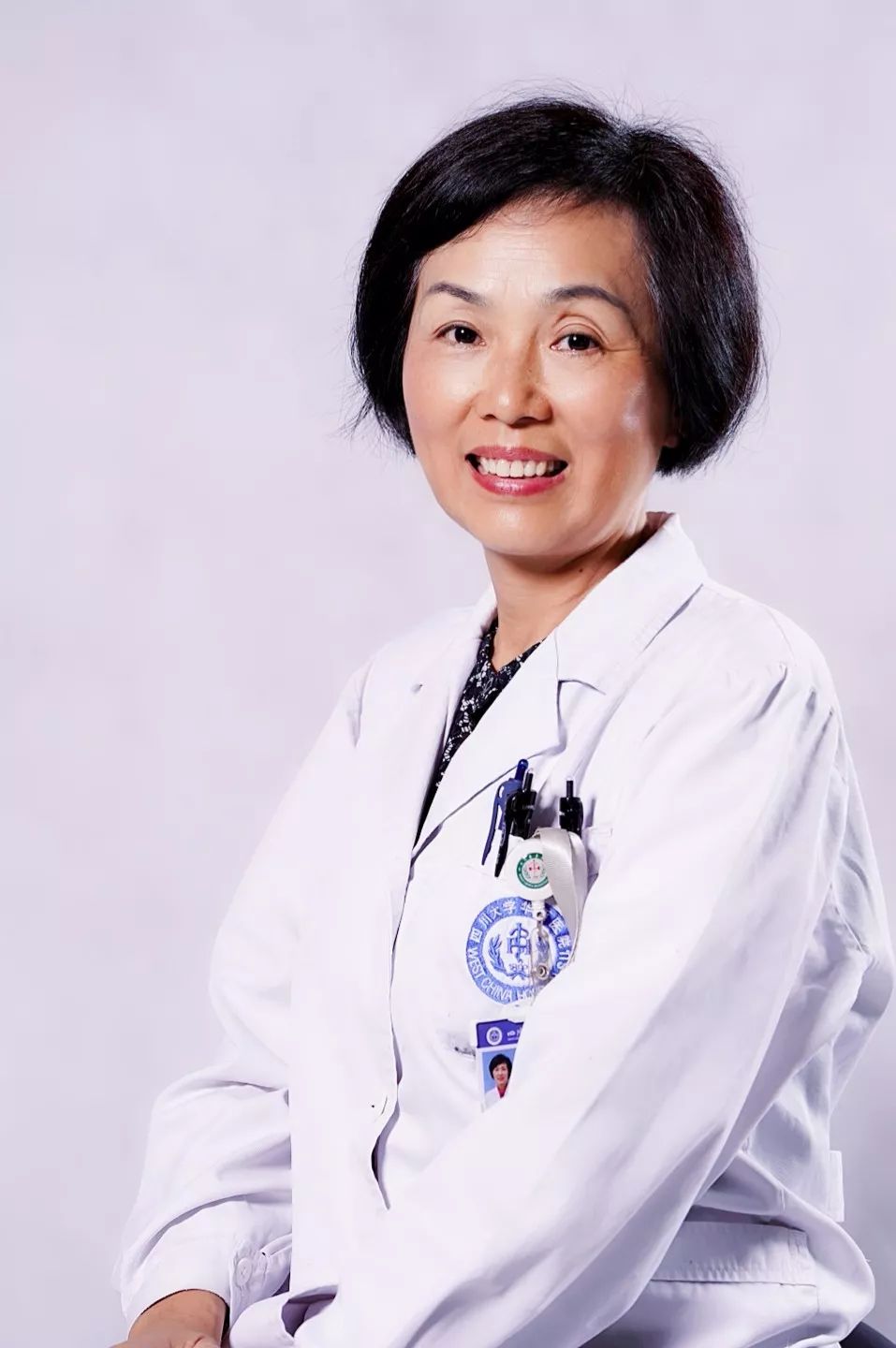 放下手术刀,穿上白大褂,华西医院的医生