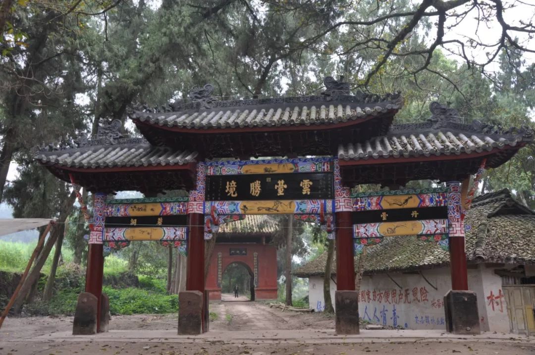 那一千年的云台观,那始建于北周的琴泉寺,都给人抹上神往的色彩.