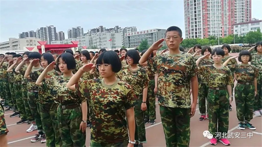 武安三中组织新生开始军训