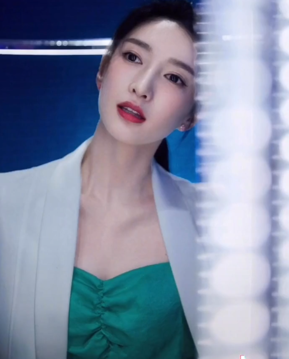 江疏影对身材太自信!前后一样平还敢挑战绿真