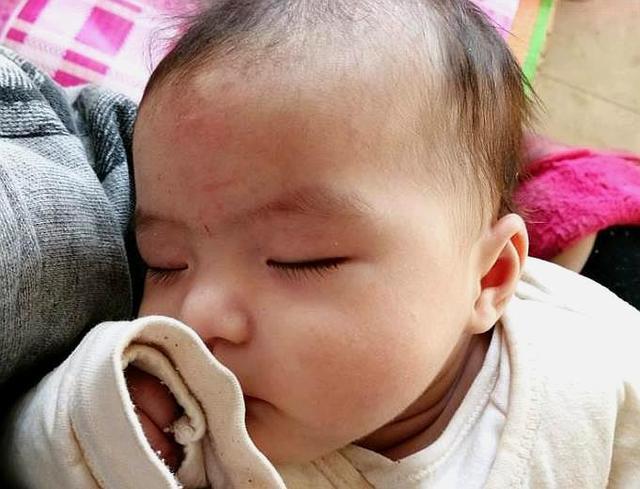 新生儿什么时候可以睡平头 8e4aac2a2a7a47f7a36d02d643dd4cbb.jpeg