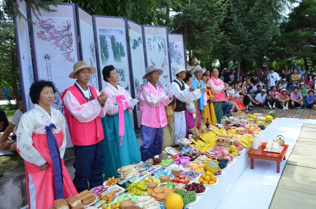 在祈丰祭仪式上,祭祀者们身穿朝鲜族服装,在祭主的主持下,向"农神"