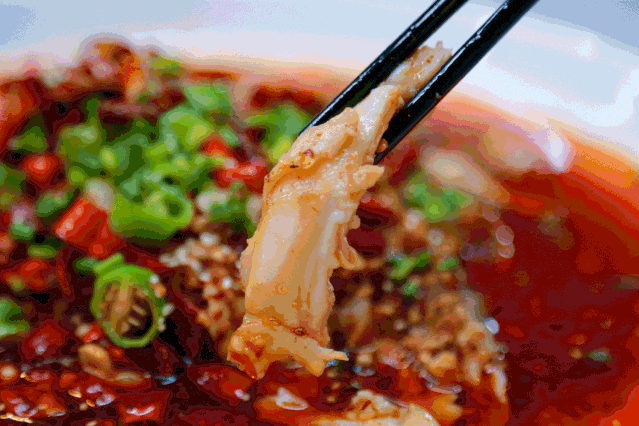 麻辣鲜香,瞬间铺满整个口腔 一口抓住你的胃,两口就让你上瘾 辣子鸡是