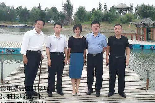 薛总与李文亮,贾洪哲,葛及丁香镇张一起合影留念