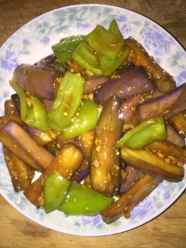 烧茄子,蒜香十足,家里做非常方便.