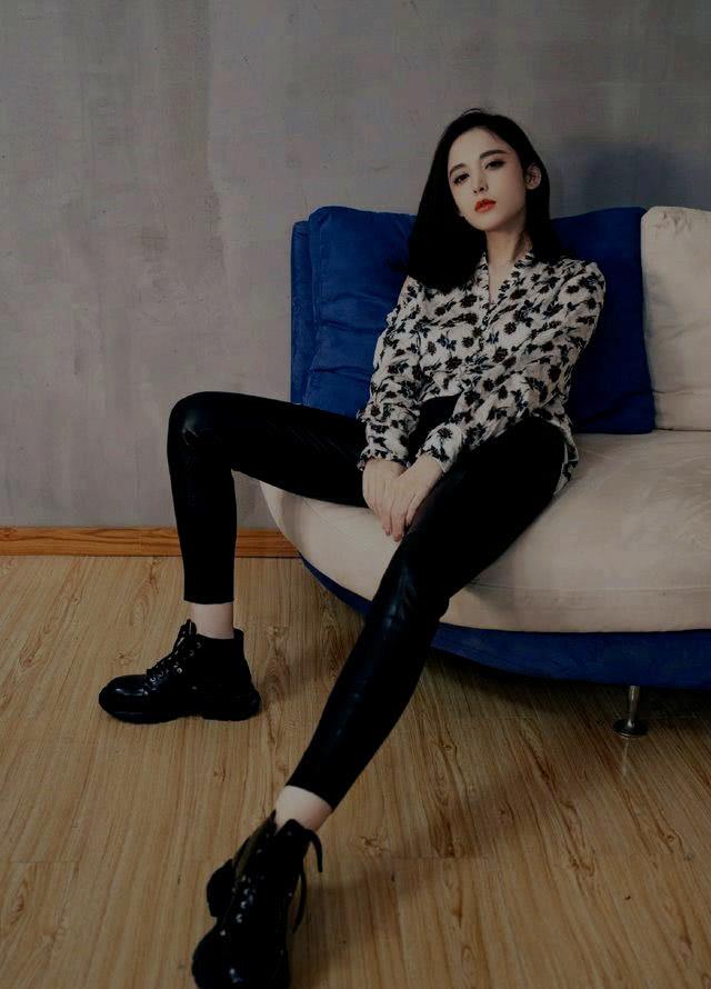 古力娜扎写真照:花衬衫 黑色紧身裤秀出好身材,网友