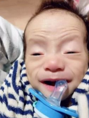                     新手父母比赛如何把孩子拍的更“丑”？网友：感谢父母不扔之恩！