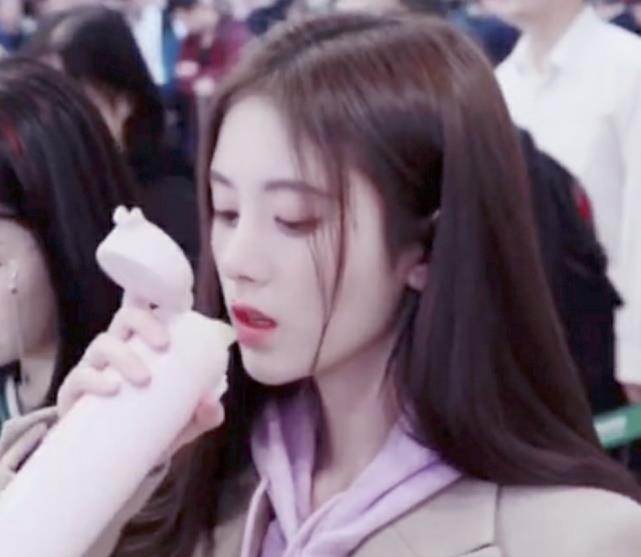 鞠婧祎机场那杯喝水,在嘴里漱口后咽下去,网友:这么干净?
