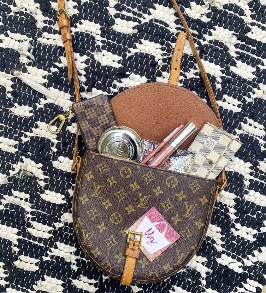 Louis Vuitton ロゴチャーム ゴールド(かなり使用感あり) Louis Vuitton ゴールド ロゴチャームキーホルダー - メルカリ