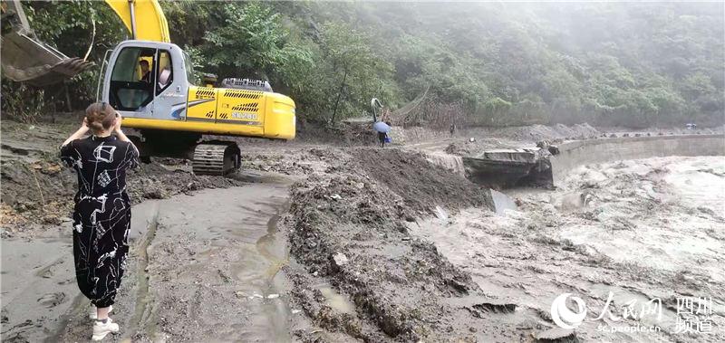 四川汶川县积极抢通水磨至三江道路_抢险