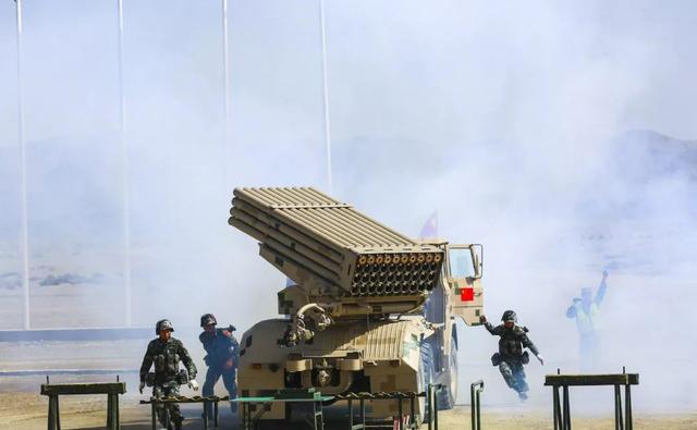 中国士兵在"晴空"便携式防空导弹班组上发射前卫-2型肩扛式防空导弹.