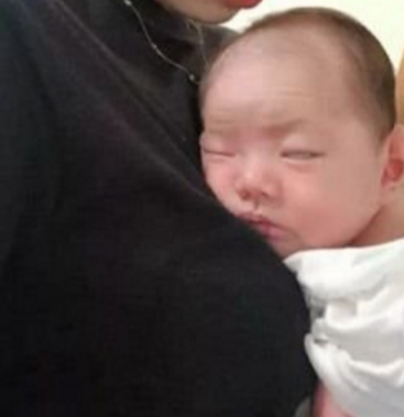                     新手父母比赛如何把孩子拍的更“丑”？网友：感谢父母不扔之恩！