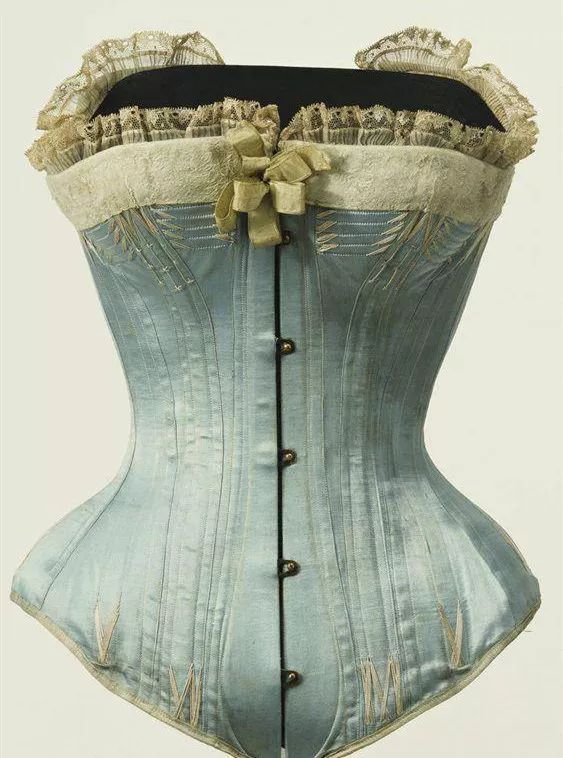 到了中世纪,一种被称为corset的紧身内衣拉开了束腰序幕