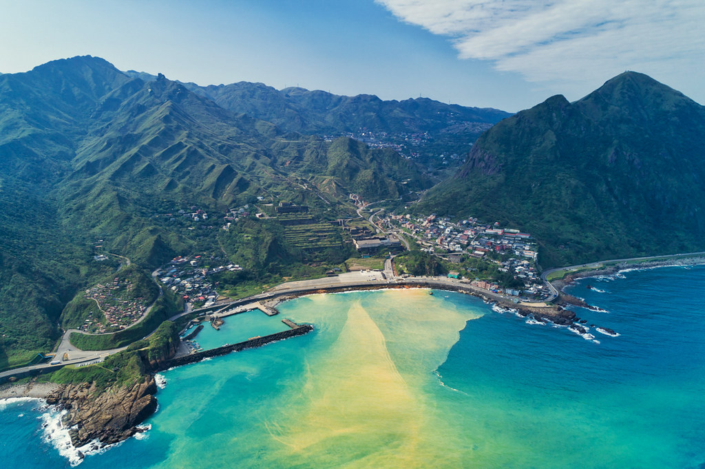 水湳洞阴阳海为台湾东北角滨海地区的一大特殊地理景观.